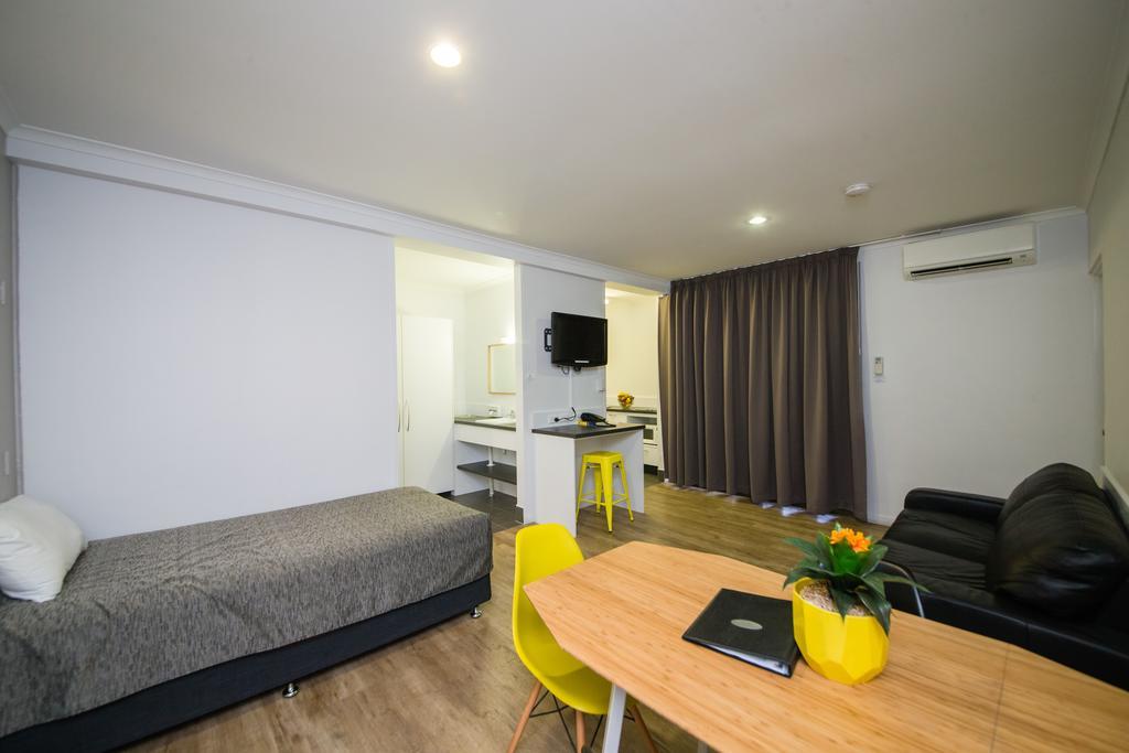 Glenmore Palms Motel Рокхемптън Екстериор снимка